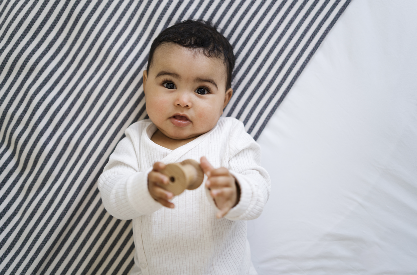 bayi suka warna hitam putih, stimulasi visual bayi, perkembangan mata bayi, pola hitam putih bayi, mainan bayi baru lahir, Bunda, si Kecil